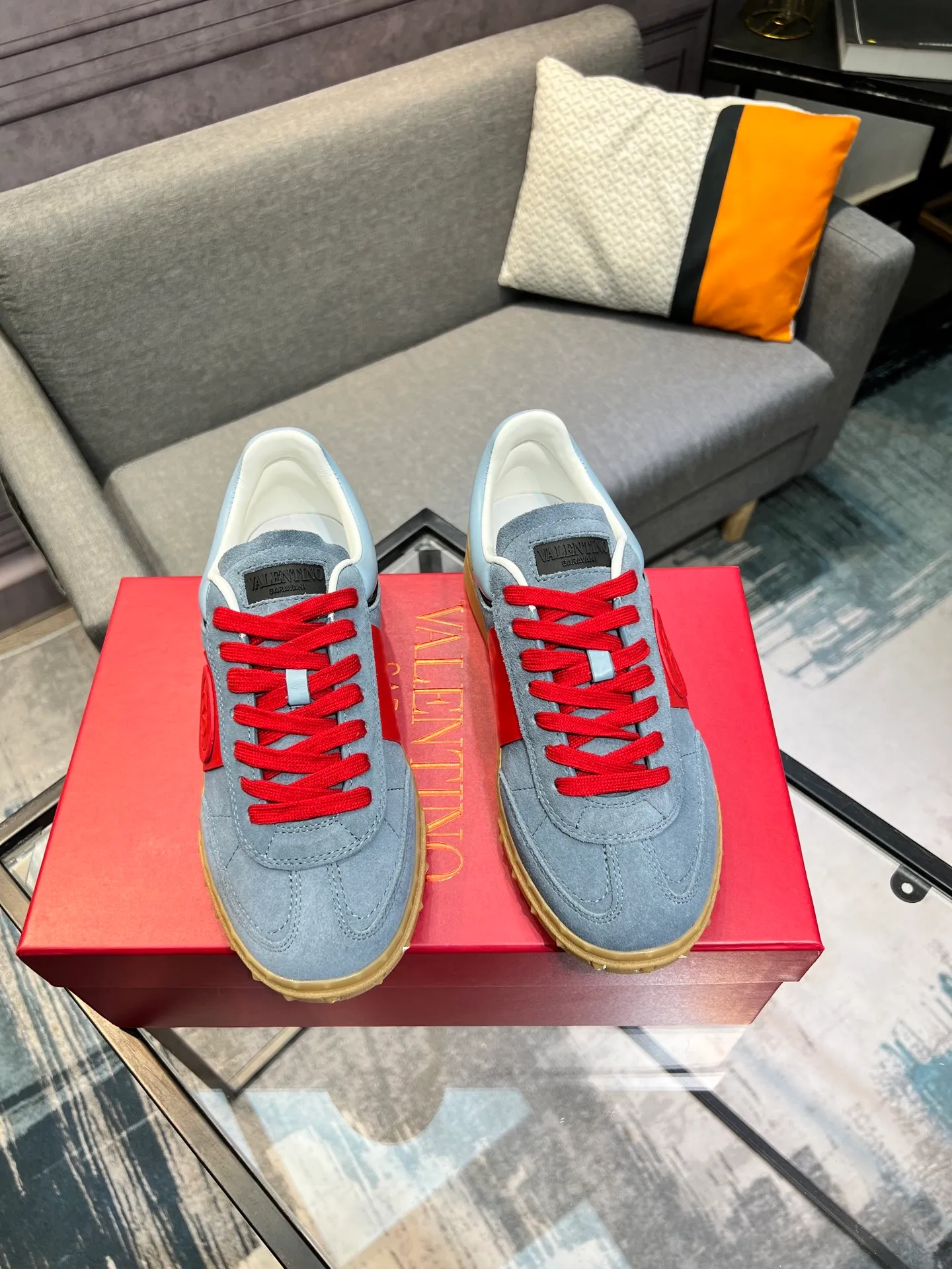 Men's shoes 💰620 👉🌹🌹VALENTINO counter synchronized new low-top casual sports shoes 👍Professional and high-end, perfect replica, first-class quality! 👍All made of original 1:1 materials, exclusive mold opening! 👍High mercerized cowhide fabric 👍TPU outsole, comfortable and wear-resistant, brand injection insole, 👍Full set of high-end counter packaging 👍All details are customized with 1:1 mold, striving for perfection! 👍Couple style female 35-41, male 38-46 (female 41, male 45 46 customized)